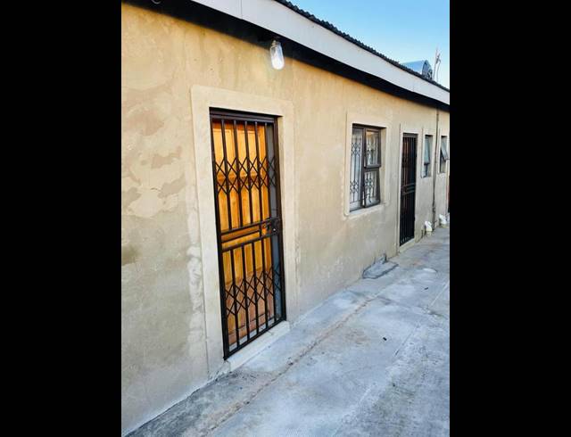 8 BEDROOM HOUSE FOR SALE IN ZOLA